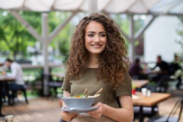 Hala namiotowa jako zadaszenie ogródka restauracji